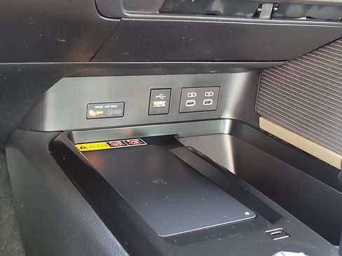 Used 2025 Toyota Camry SE FWD image 25