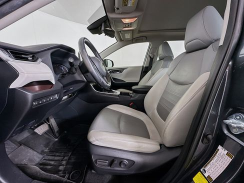 Used 2019 Toyota RAV4 Limited image 13