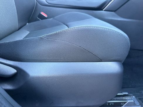 Used 2022 Toyota Venza LE image 23