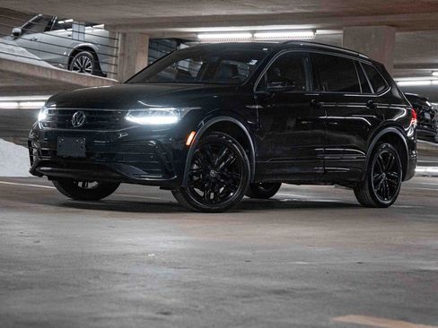 Certified 2022 Volkswagen Tiguan SE R-Line image 1