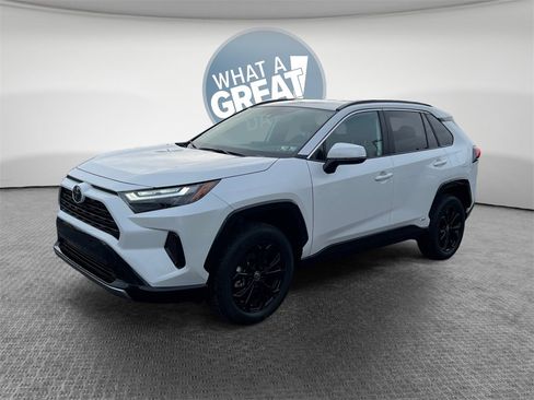 Used 2025 Toyota RAV4 SE image 8