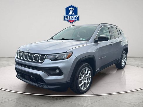 Used 2022 Jeep Compass Latitude w/ Sun and Sound Group AWD/4WD image 2