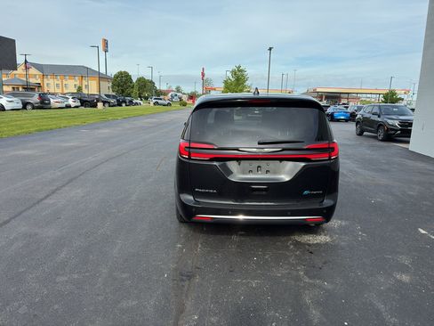 Used 2023 Chrysler Pacifica Touring-L FWD image 5