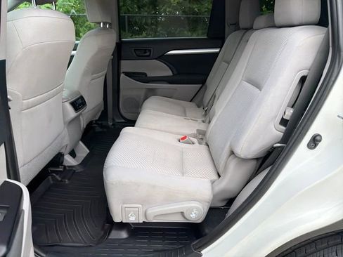 Used 2019 Toyota Highlander LE FWD image 14