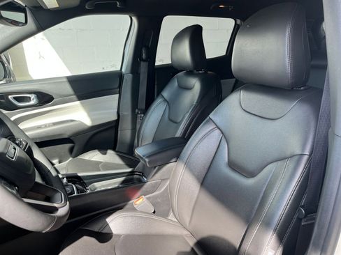 Used 2025 Jeep Compass Limited image 27