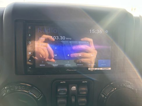 Used 2016 Jeep Wrangler Unlimited Sahara image 22