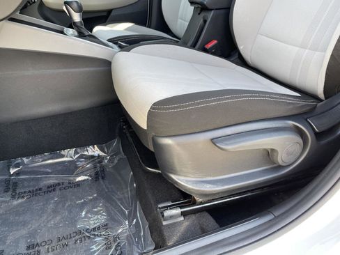 Used 2024 Hyundai Venue SEL FWD image 3