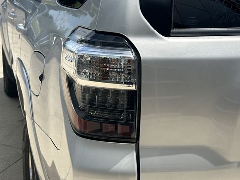 Used 2018 Toyota 4Runner SR5 AWD/4WD image 12