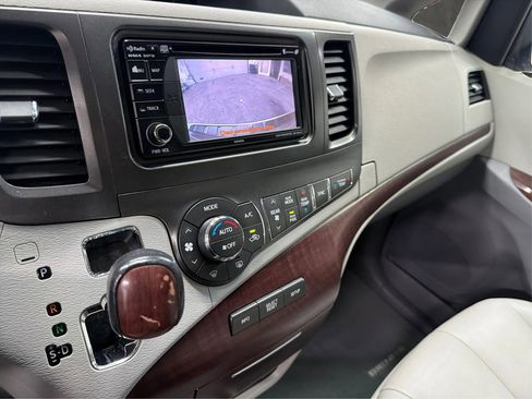 Used 2013 Toyota Sienna XLE w/ Entertainment Pkg image 23