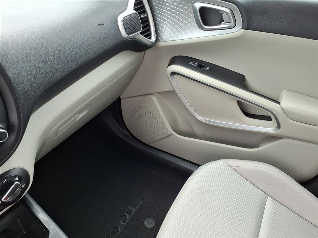 Used 2025 Kia Soul LX w/ LX Technology Package FWD image 25