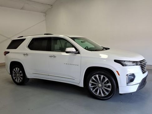Used 2023 Chevrolet Traverse Premier FWD image 2