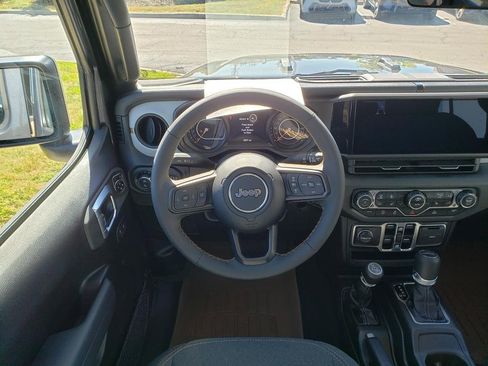 Used 2025 Jeep Gladiator Sport image 12