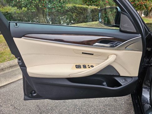 Used 2018 BMW 530i xDrive image 9