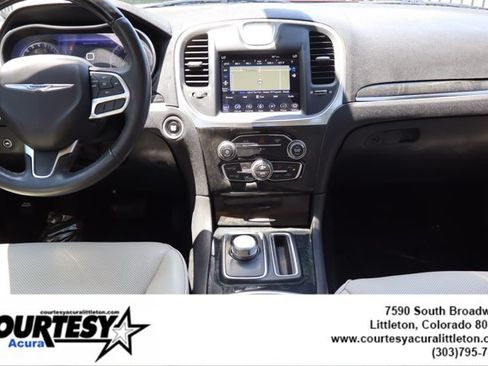 Used 2020 Chrysler 300 Limited RWD image 9