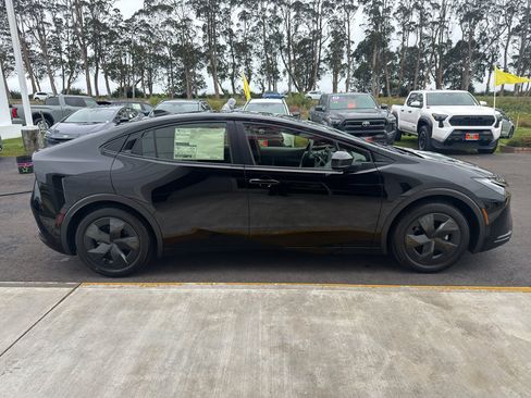 New 2027 Toyota Prius LE FWD image 7