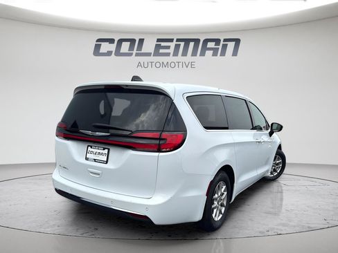 Used 2024 Chrysler Pacifica Touring-L FWD image 5