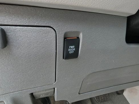 Used 2018 Toyota Sienna LE image 38