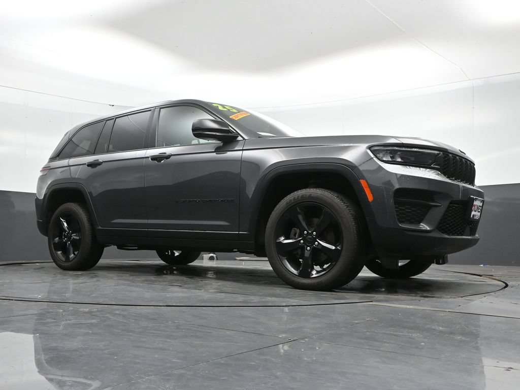 Used 2025 Jeep Grand Cherokee Altitude AWD/4WD image 44