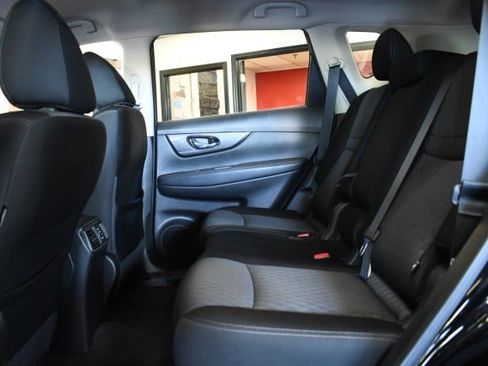Used 2019 Nissan Rogue SV AWD/4WD image 18