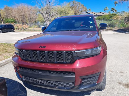 Used 2023 Jeep Grand Cherokee L Laredo image 2