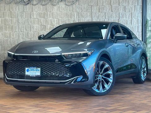 Used 2023 Toyota Crown image 2