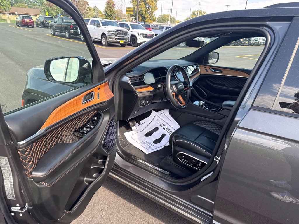 Used 2025 Jeep Grand Cherokee Summit AWD/4WD image 9