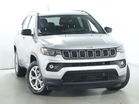 Used 2024 Jeep Compass Latitude AWD/4WD image 2