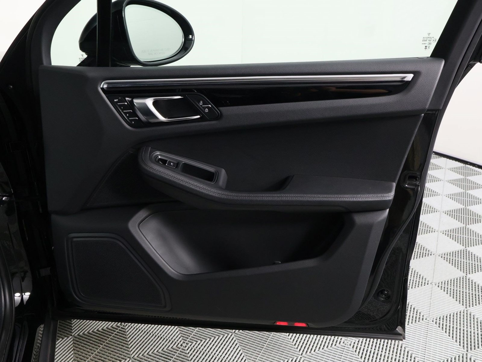 Certified 2023 Porsche Macan AWD/4WD image 23