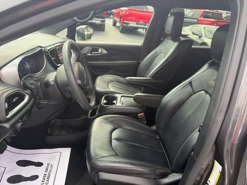 Used 2022 Chrysler Pacifica Touring-L w/ Uconnect Theater Family Group FWD image 9