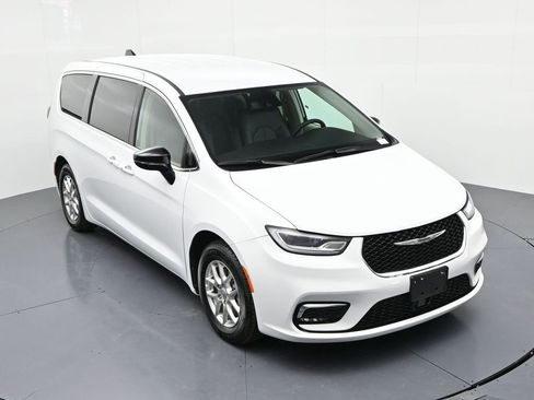 Used 2024 Chrysler Pacifica Touring-L image 14