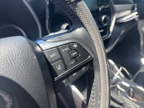 Used 2021 Toyota Highlander XLE FWD image 15