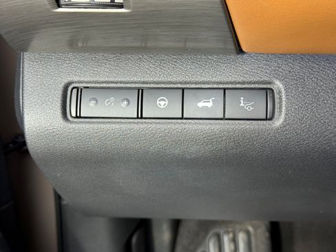 Used 2024 Nissan Pathfinder Platinum w/ Black Appearance Package image 17