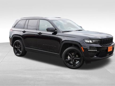 Used 2025 Jeep Grand Cherokee Limited w/ Black Appearance Package AWD/4WD image 2
