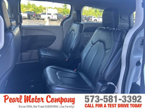 Used 2024 Chrysler Pacifica Touring-L FWD image 19