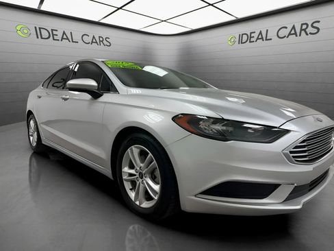 Used 2018 Ford Fusion SE w/ Fusion SE Technology Package FWD image 3