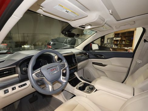 Used 2023 GMC Acadia Denali w/ Denali Ultimate Package FWD image 9
