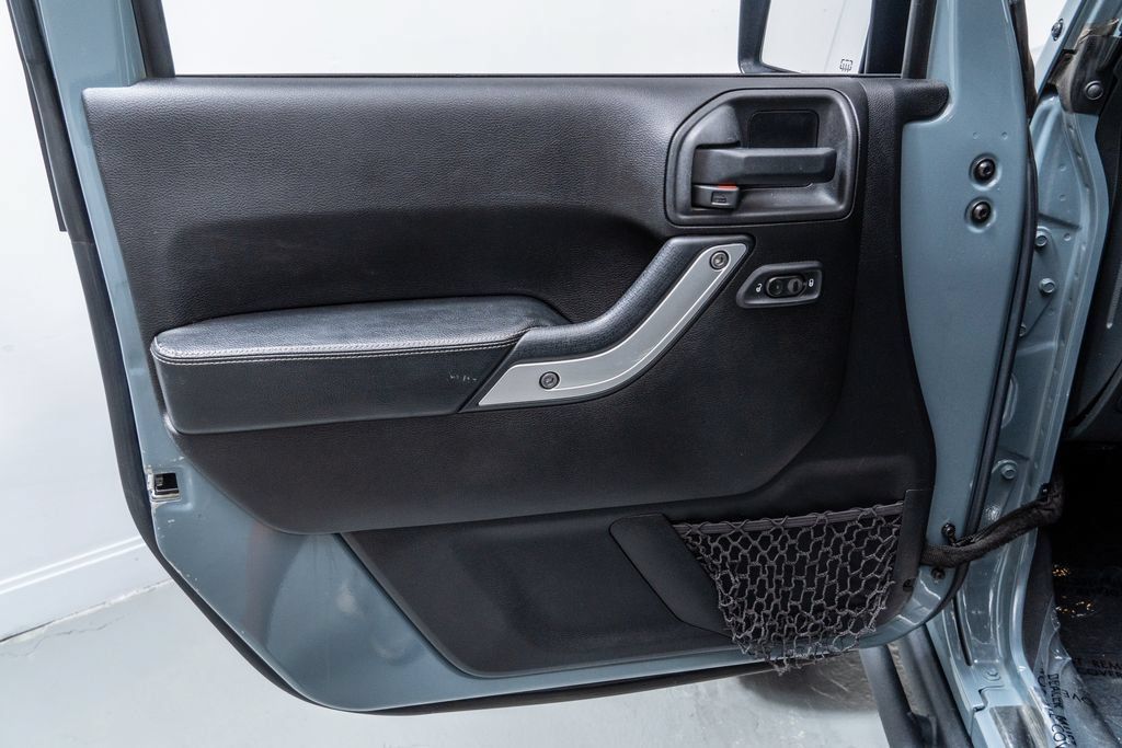 Used 2015 Jeep Wrangler Unlimited Rubicon AWD/4WD image 19