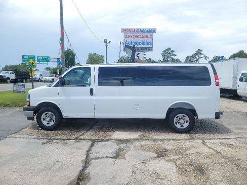 Used 2025 Chevrolet Express 3500 LT w/ LT Preferred Equipment Group RWD image 4