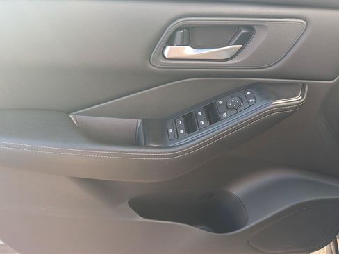 Used 2025 Nissan Rogue SV FWD image 4