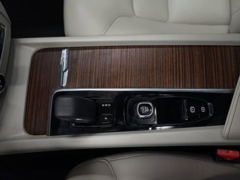 Used 2022 Volvo XC60 B5 Momentum w/ Climate Package image 23