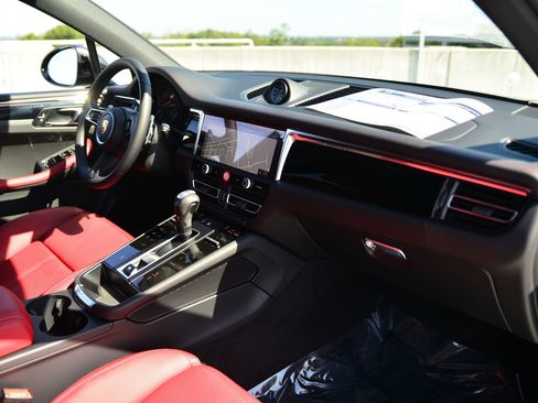 Certified 2026 Porsche Macan AWD/4WD image 24