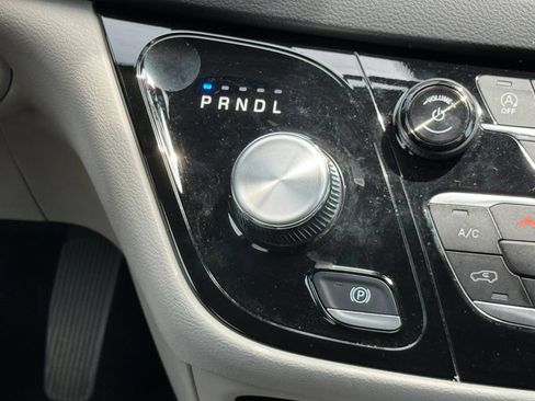 Used 2023 Chrysler Pacifica Touring-L FWD image 24