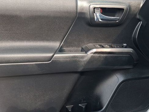 Used 2016 Toyota Tacoma TRD Sport w/ Towing Package RWD image 12
