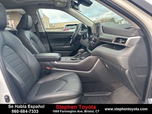 Used 2024 Toyota Highlander XLE image 28