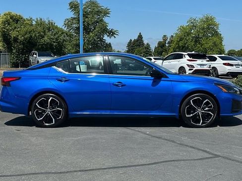 Used 2025 Nissan Altima 2.5 SR FWD image 3