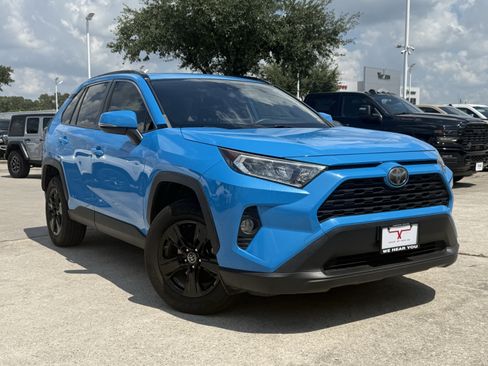 Used 2019 Toyota RAV4 XLE FWD image 2