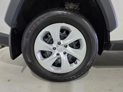 Used 2021 Toyota RAV4 LE image 9