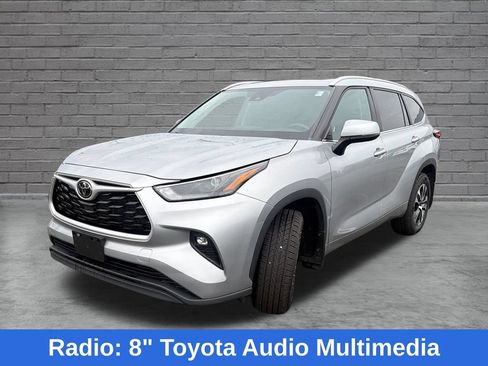 Used 2023 Toyota Highlander XLE AWD/4WD image 3