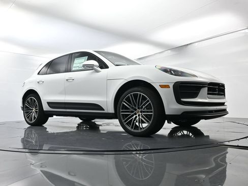 Certified 2025 Porsche Macan AWD/4WD image 52