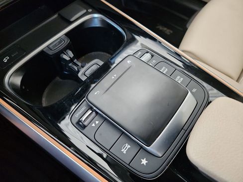 Used 2022 Mercedes-Benz GLB 250 w/ Premium Package Lite image 32